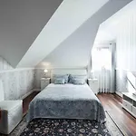 Victoria 4*